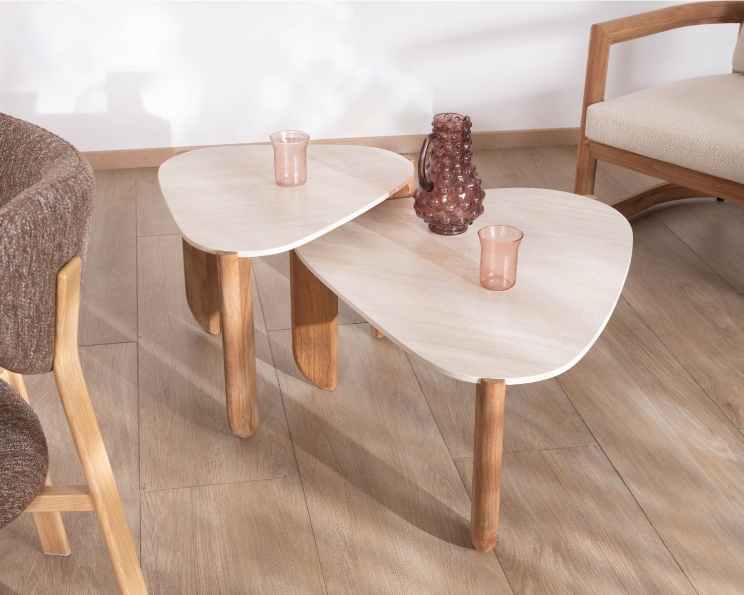 Grande tavolino dal design organico per interni ed esterni, in teak massiccio con piano in ceramica effetto travertino "Osten"