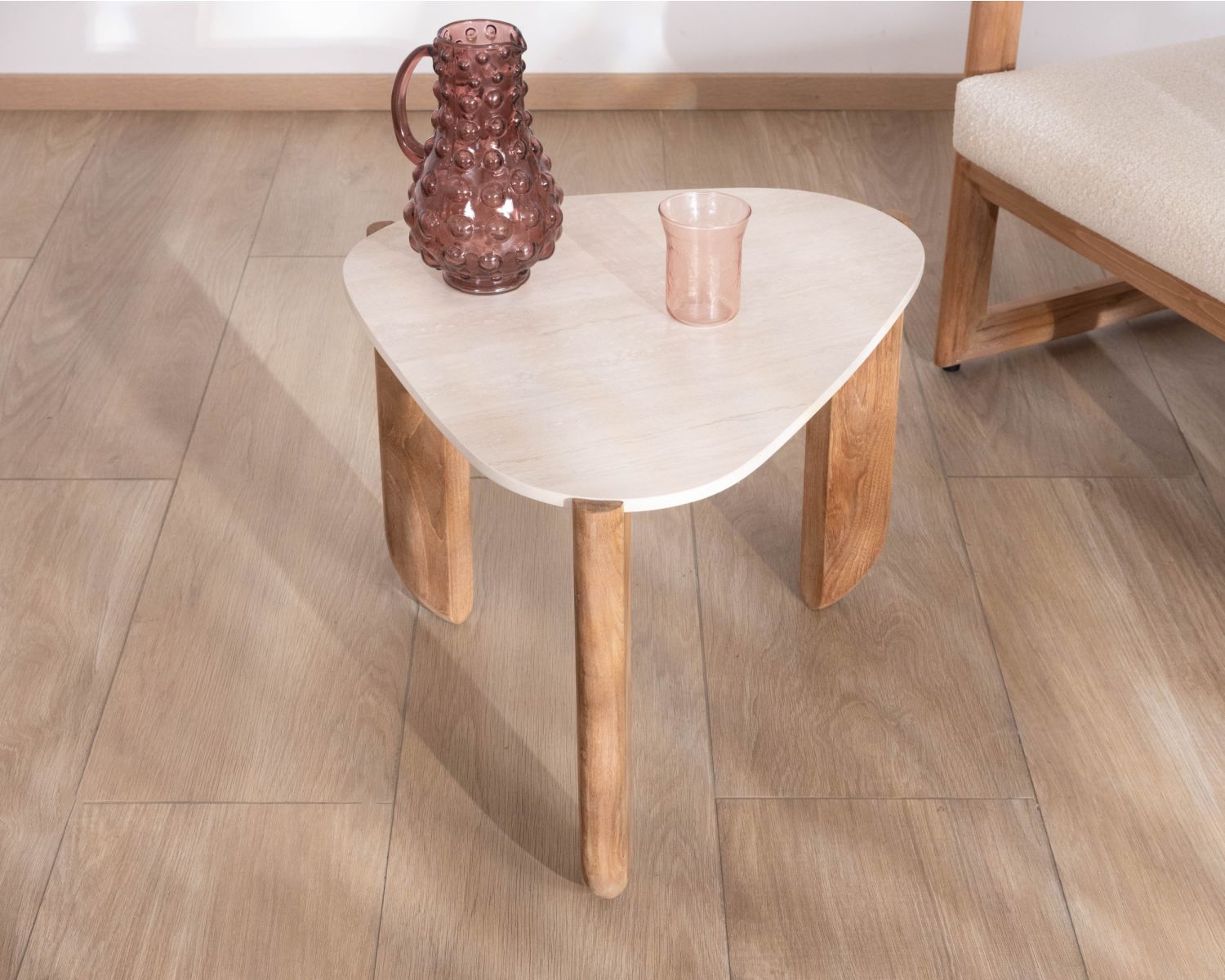 Tavolino dalla forma organica in teak massiccio con piano in ceramica effetto travertino "Osten"