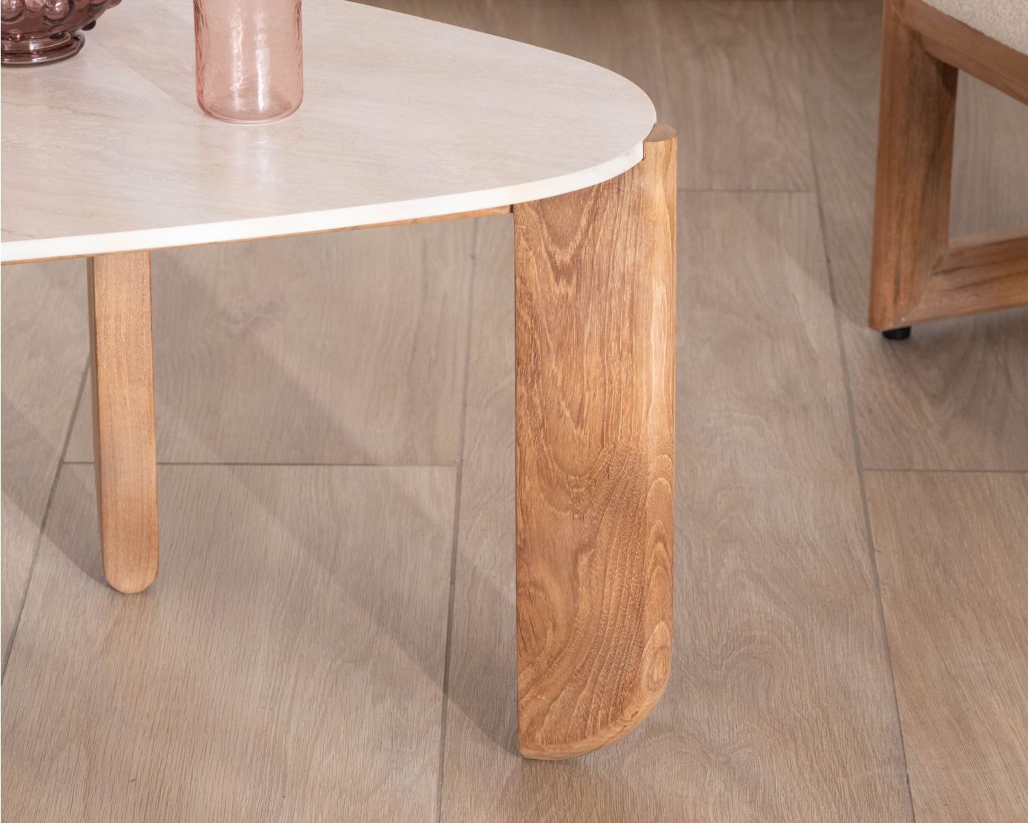 Tavolino dalla forma organica in teak massiccio con piano in ceramica effetto travertino "Osten"