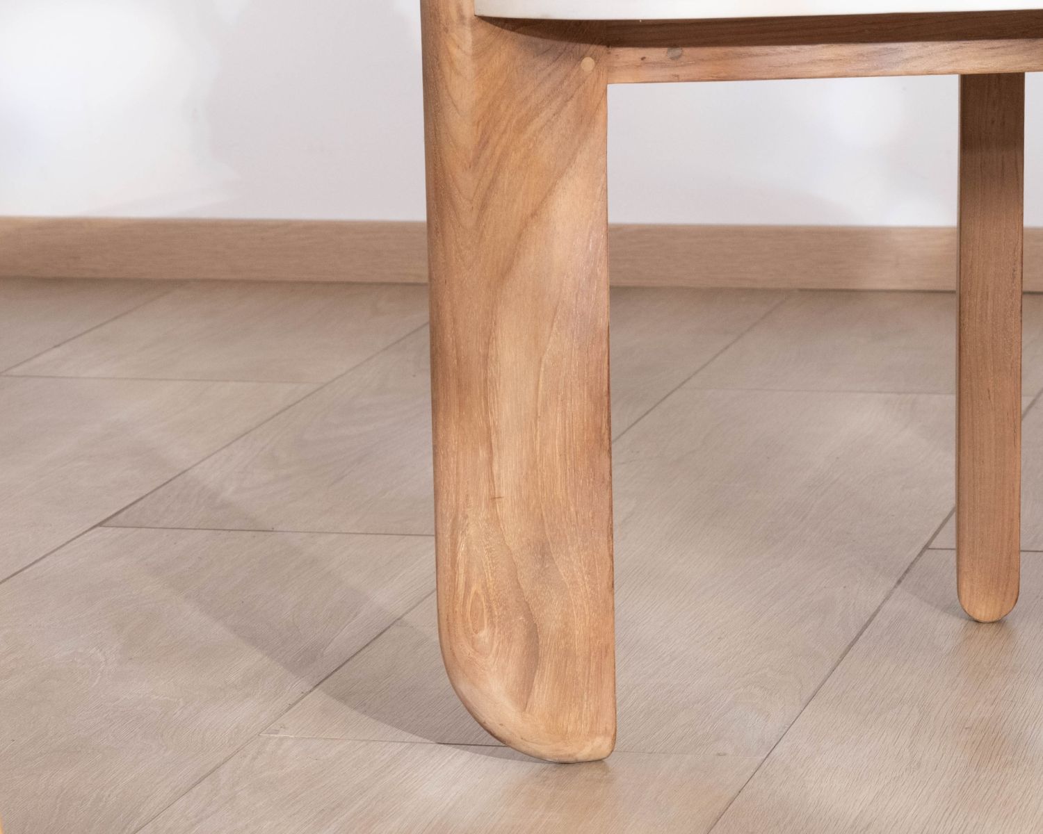 Tavolino dalla forma organica in teak massiccio con piano in ceramica effetto travertino "Osten"
