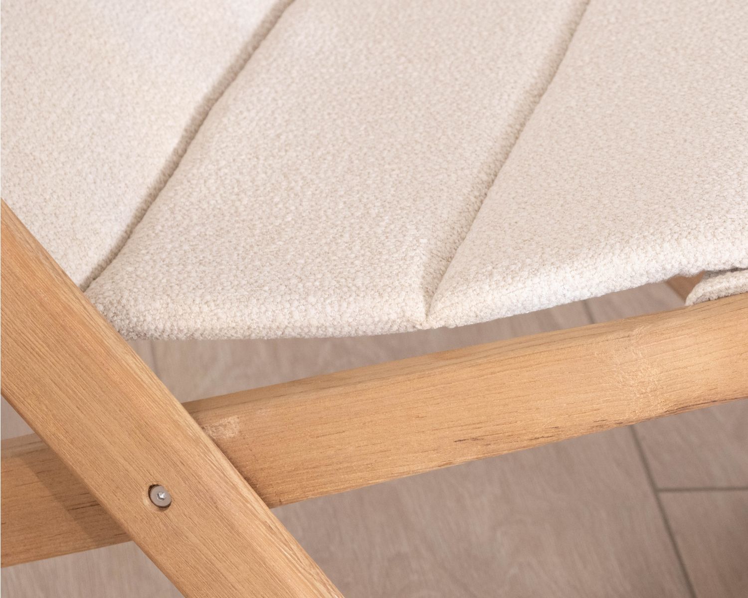 Poltrona chilena imbottita in tessuto bouclé ecru e teak massiccio "Alizé" per interni/esterni