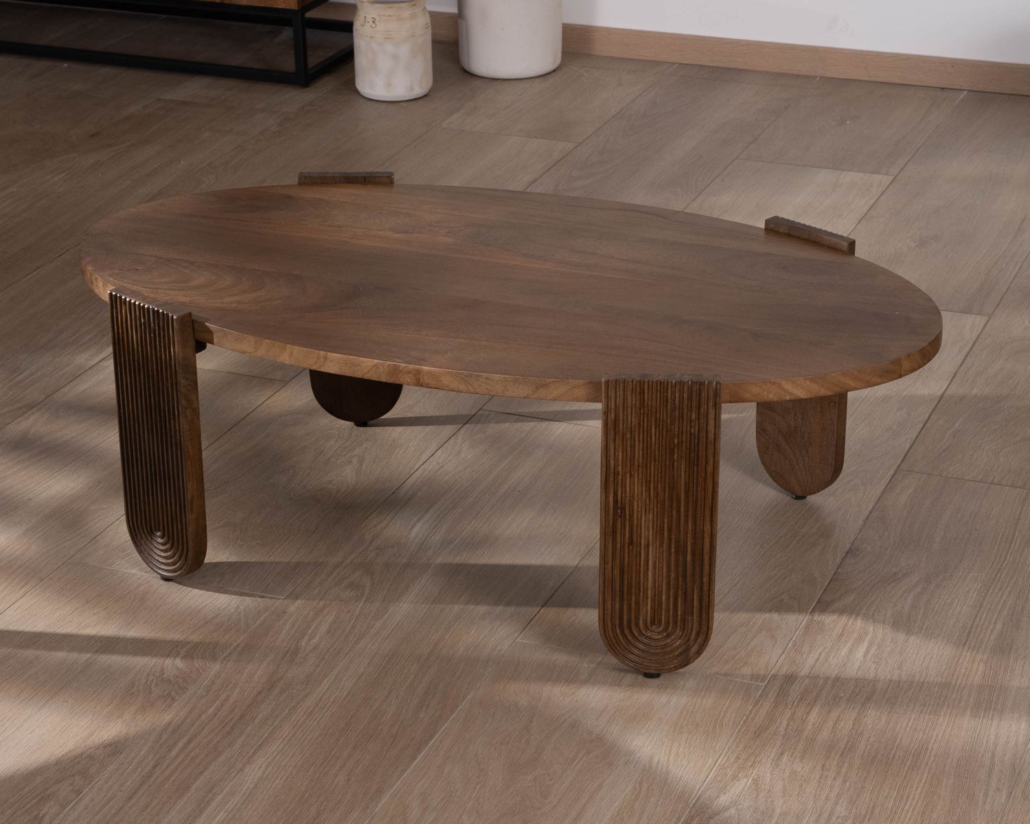 Tavolino ovale in mango "Loopie" con gambe scanalate