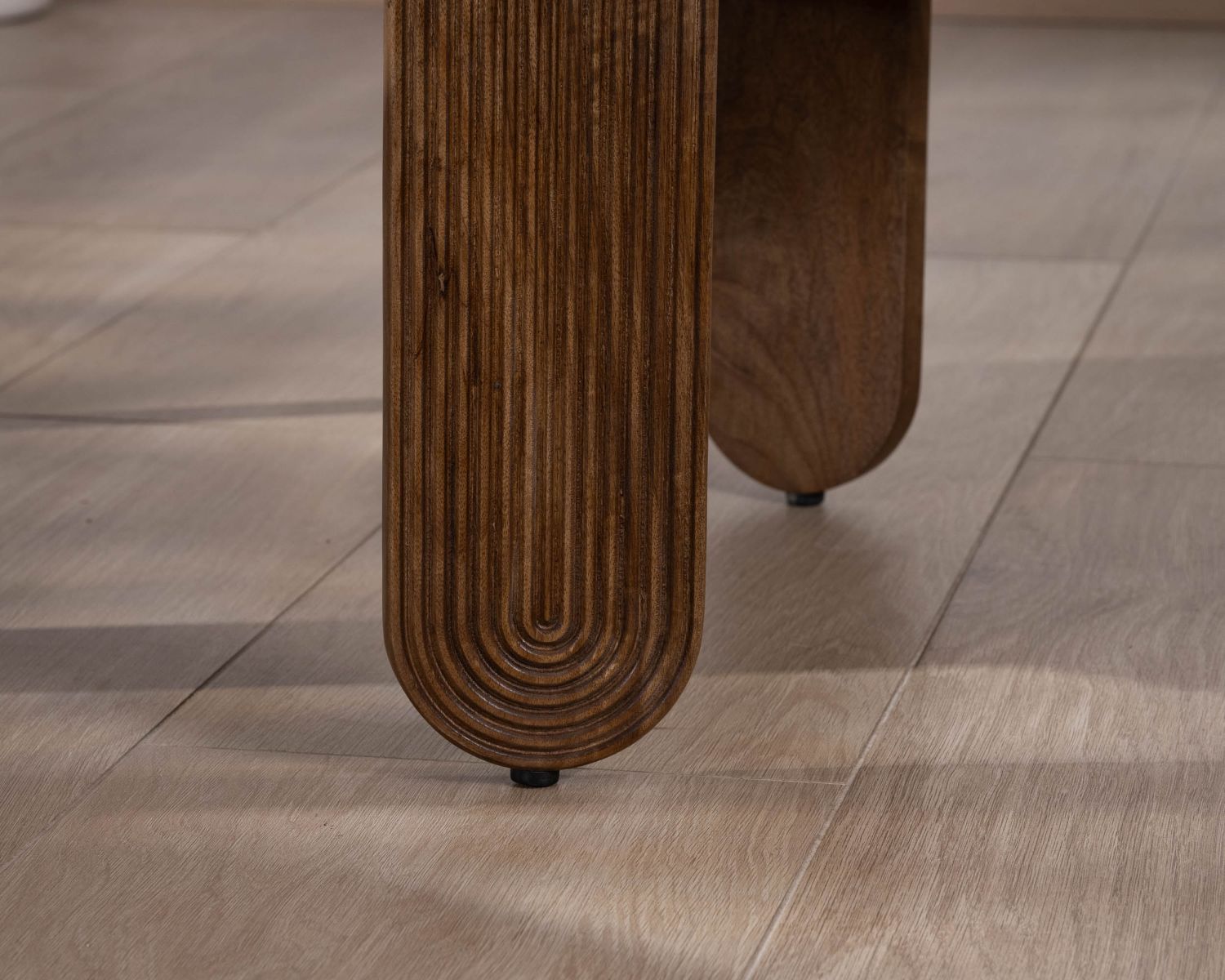 Tavolino ovale in mango "Loopie" con gambe scanalate