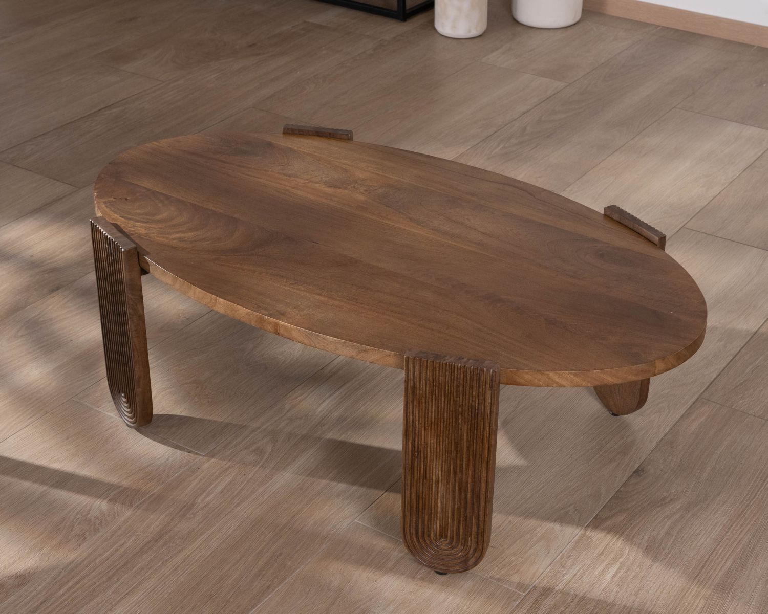 Tavolino ovale in mango "Loopie" con gambe scanalate