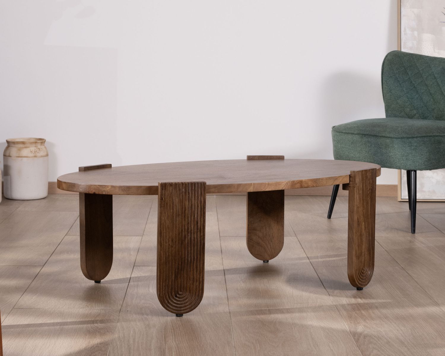 Tavolino ovale in mango "Loopie" con gambe scanalate