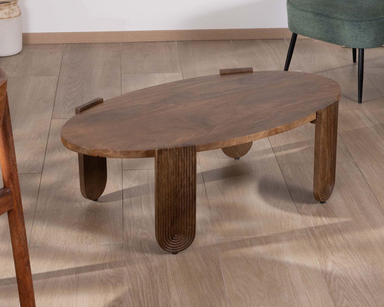 Tavolino ovale in mango "Loopie" con gambe scanalate