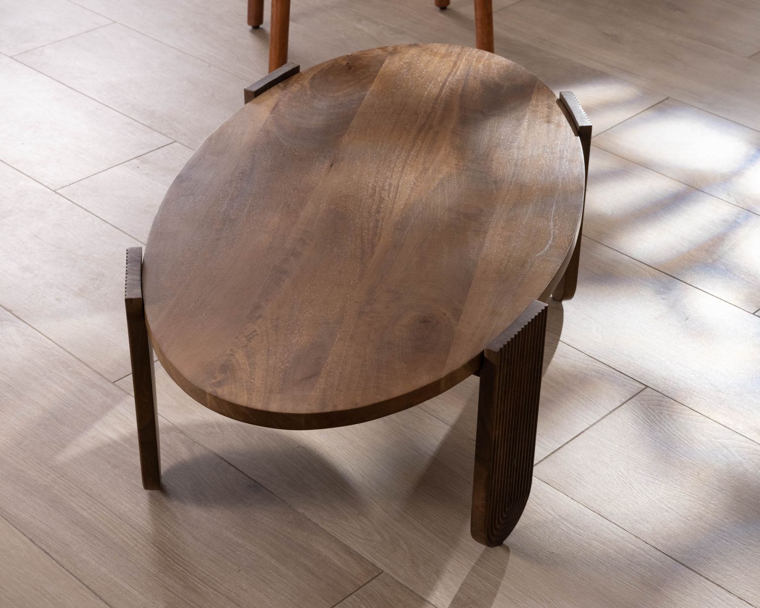 Tavolino ovale in mango "Loopie" con gambe scanalate