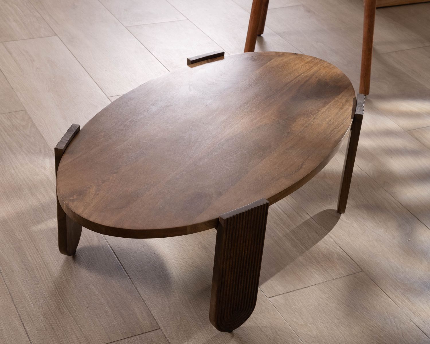 Tavolino ovale in mango "Loopie" con gambe scanalate