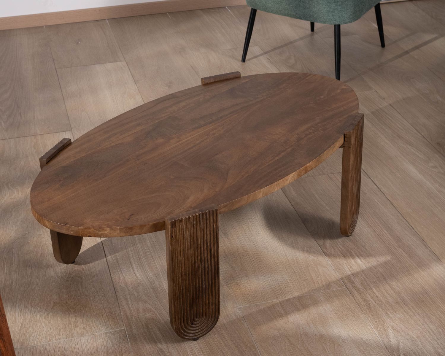 Tavolino ovale in mango "Loopie" con gambe scanalate