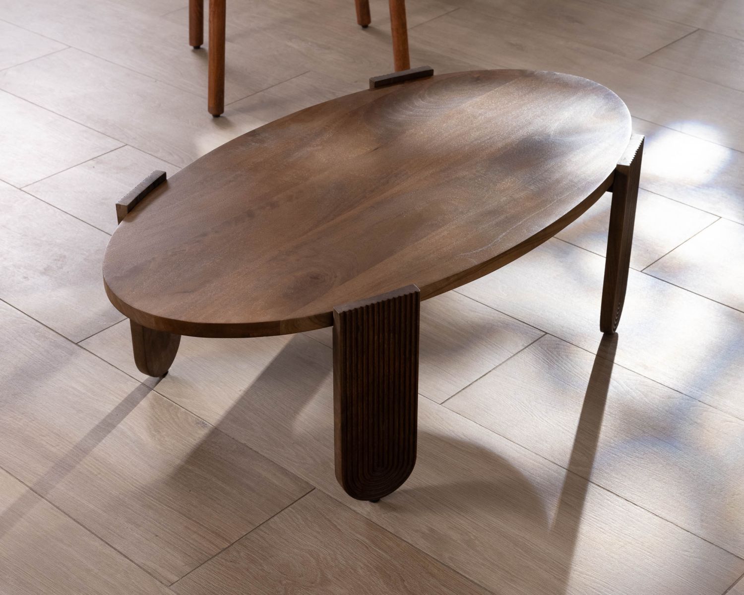 Tavolino ovale in mango "Loopie" con gambe scanalate