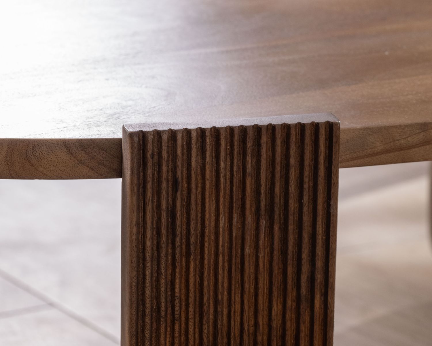 Tavolino ovale in mango "Loopie" con gambe scanalate