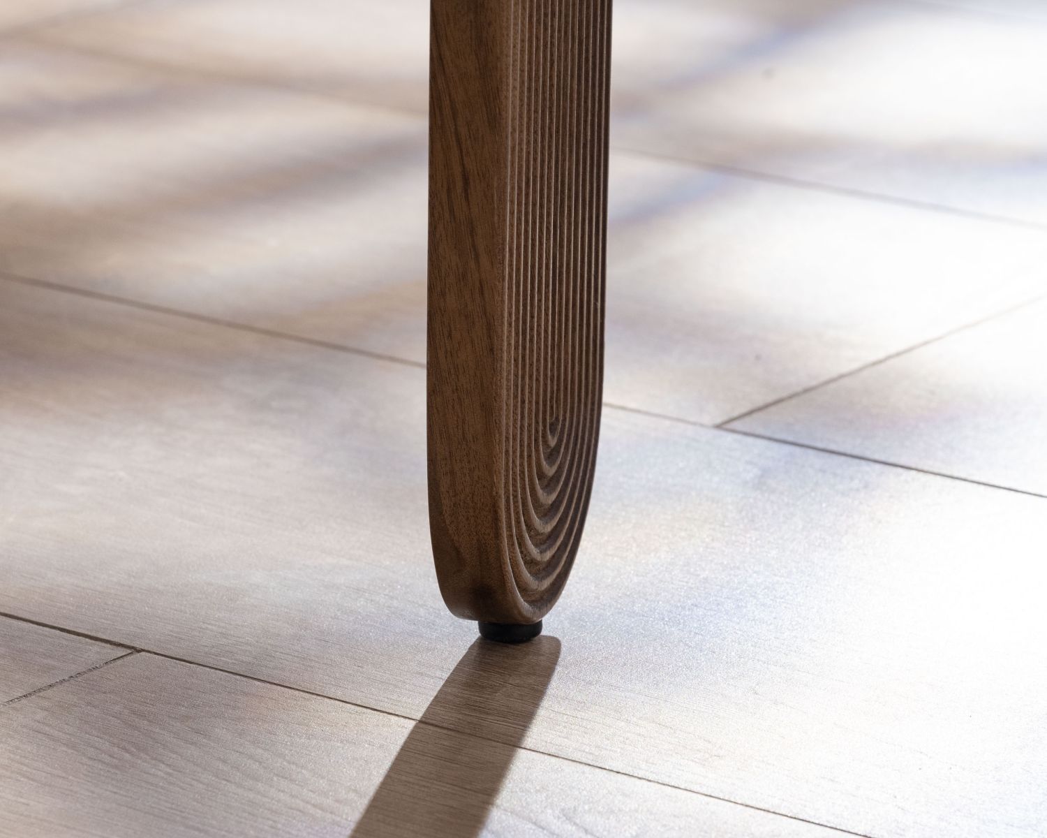 Tavolino ovale in mango "Loopie" con gambe scanalate