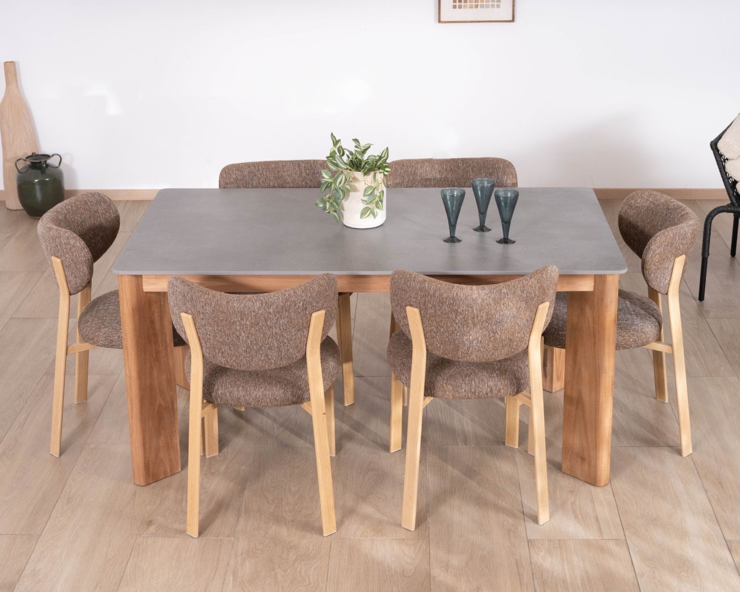 Tavolo da pranzo da 200 cm con piano in ceramica grigia effetto cemento "Merik" in teak massiccio