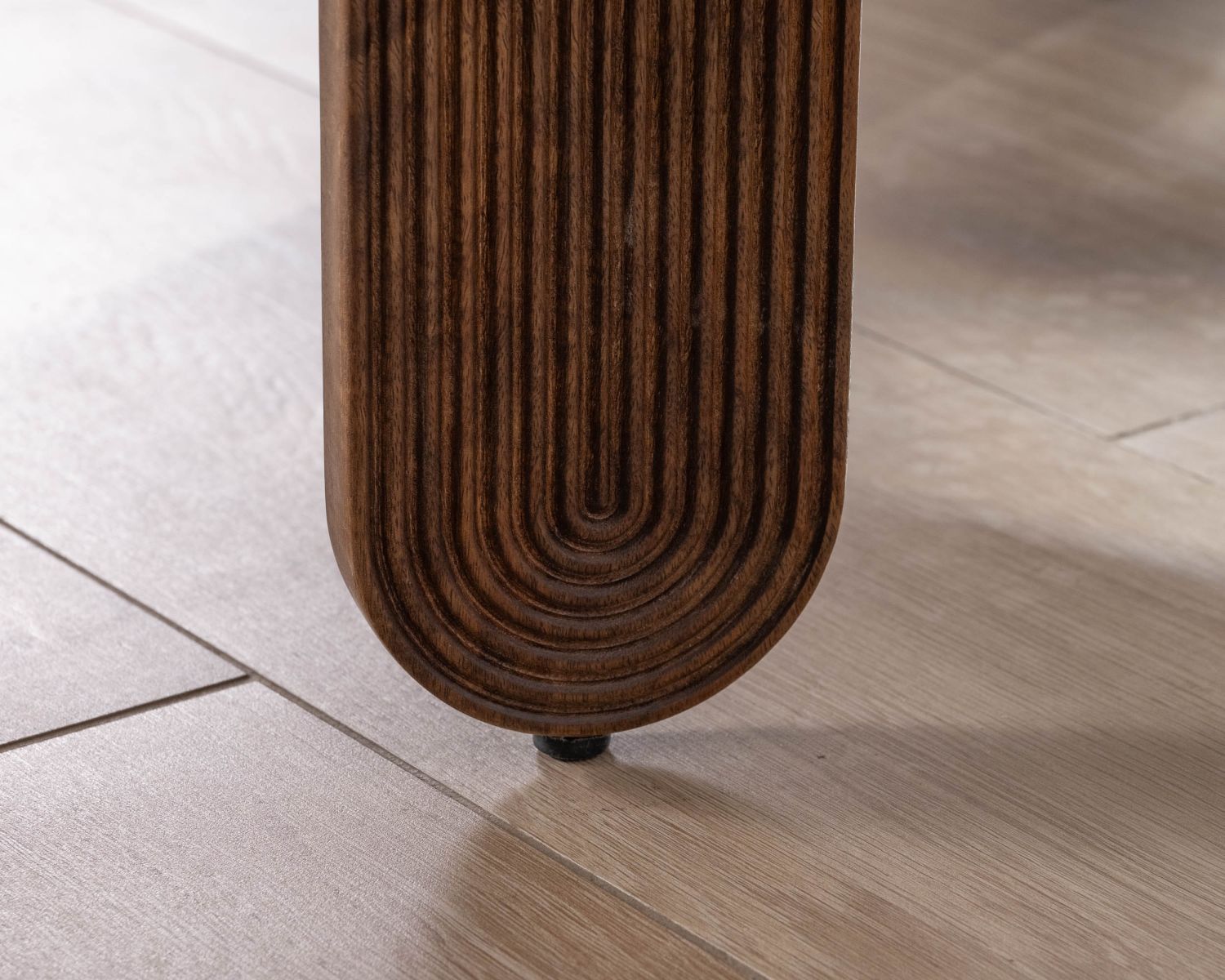 Tavolino ovale in mango "Loopie" con gambe scanalate