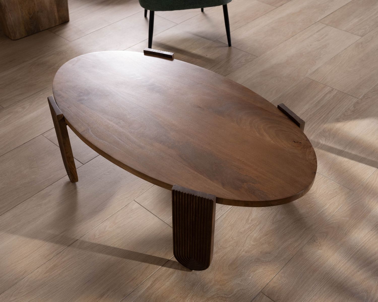 Tavolino ovale in mango "Loopie" con gambe scanalate