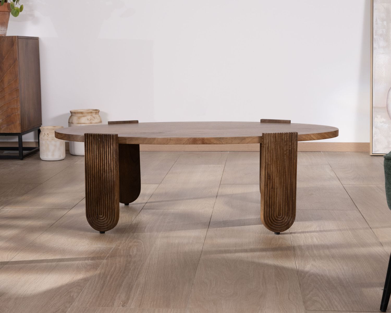 Tavolino ovale in mango "Loopie" con gambe scanalate