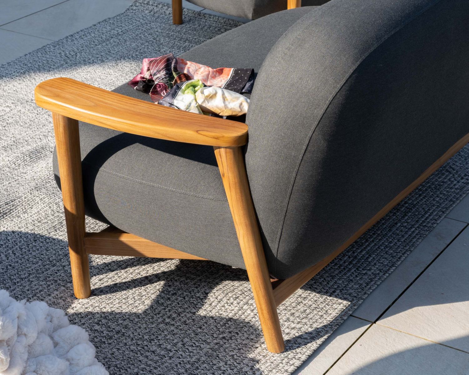 Set di divano e poltrona da giardino in tessuto grigio scuro "Aristochair