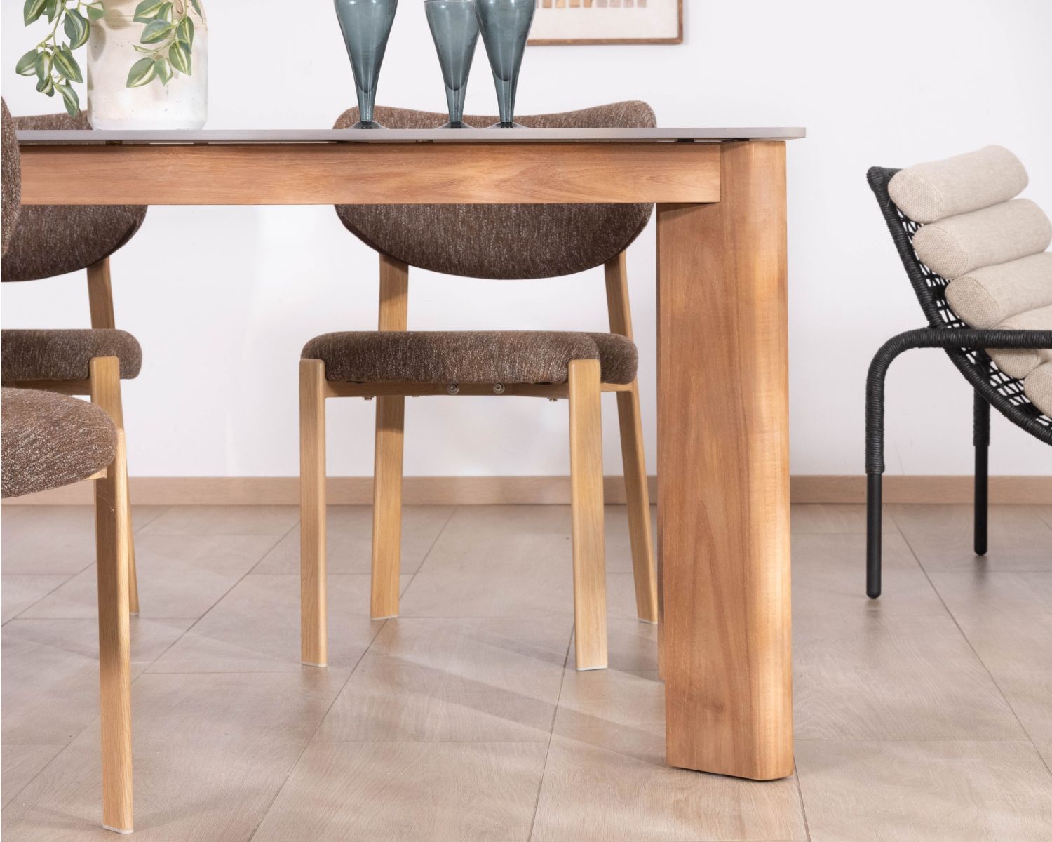 Tavolo da pranzo da 200 cm con piano in ceramica grigia effetto cemento "Merik" in teak massiccio