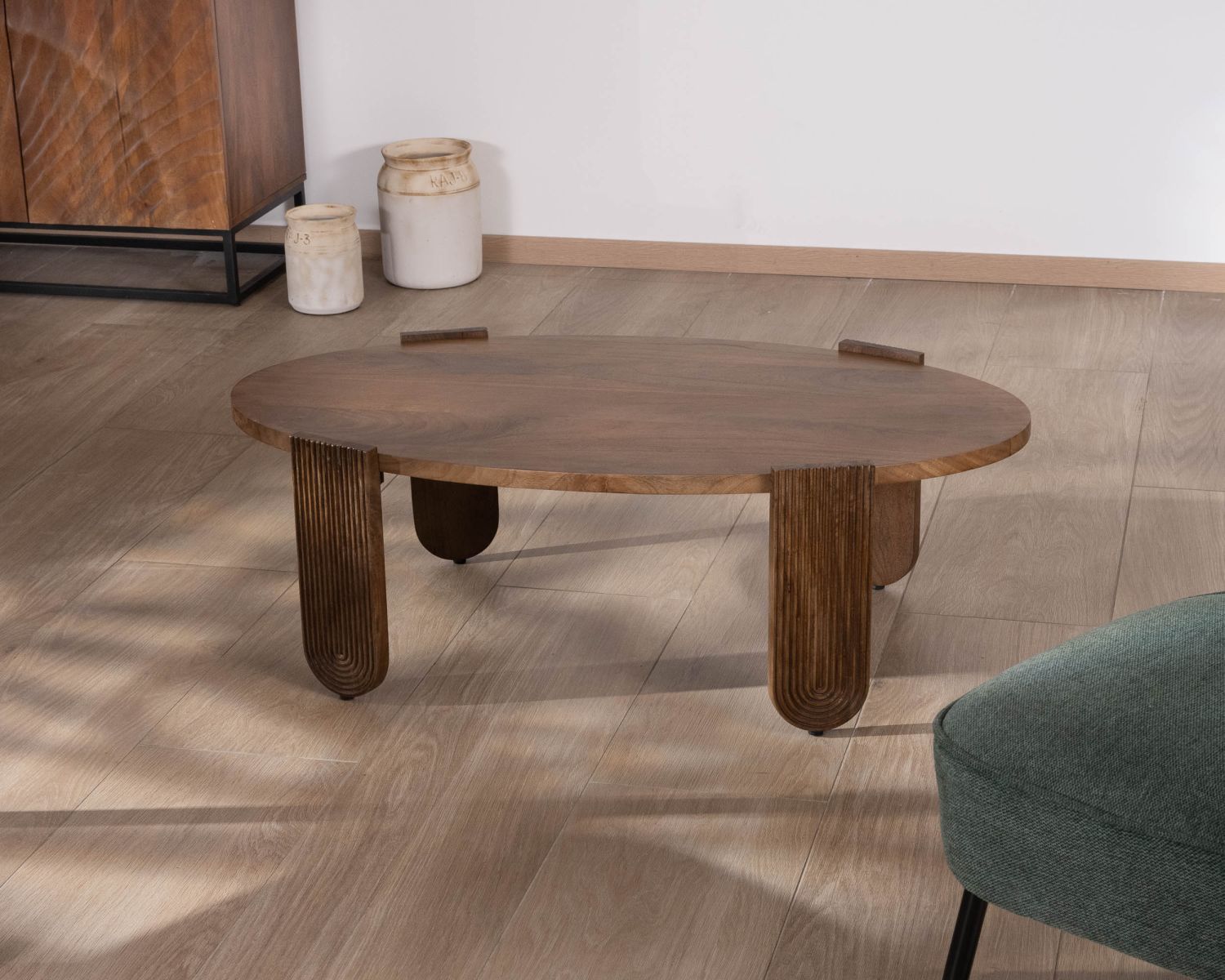 Tavolino ovale in mango "Loopie" con gambe scanalate