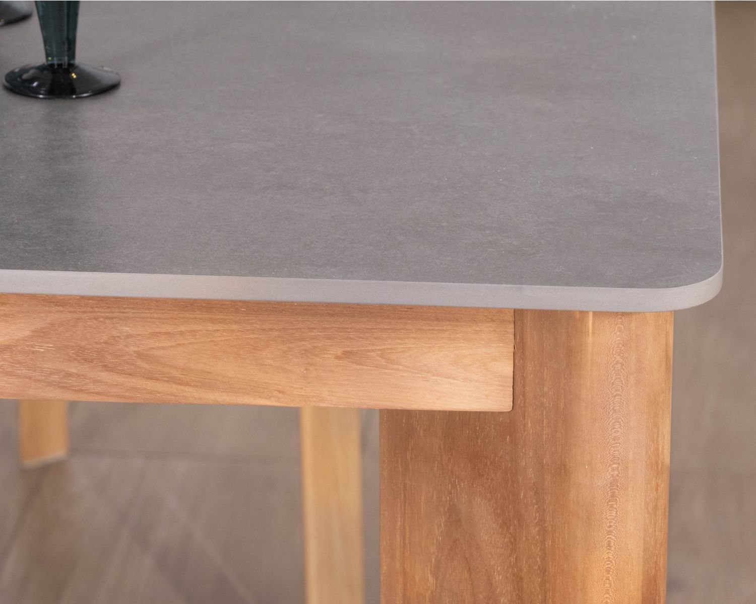 Tavolo da pranzo da 200 cm con piano in ceramica grigia effetto cemento "Merik" in teak massiccio