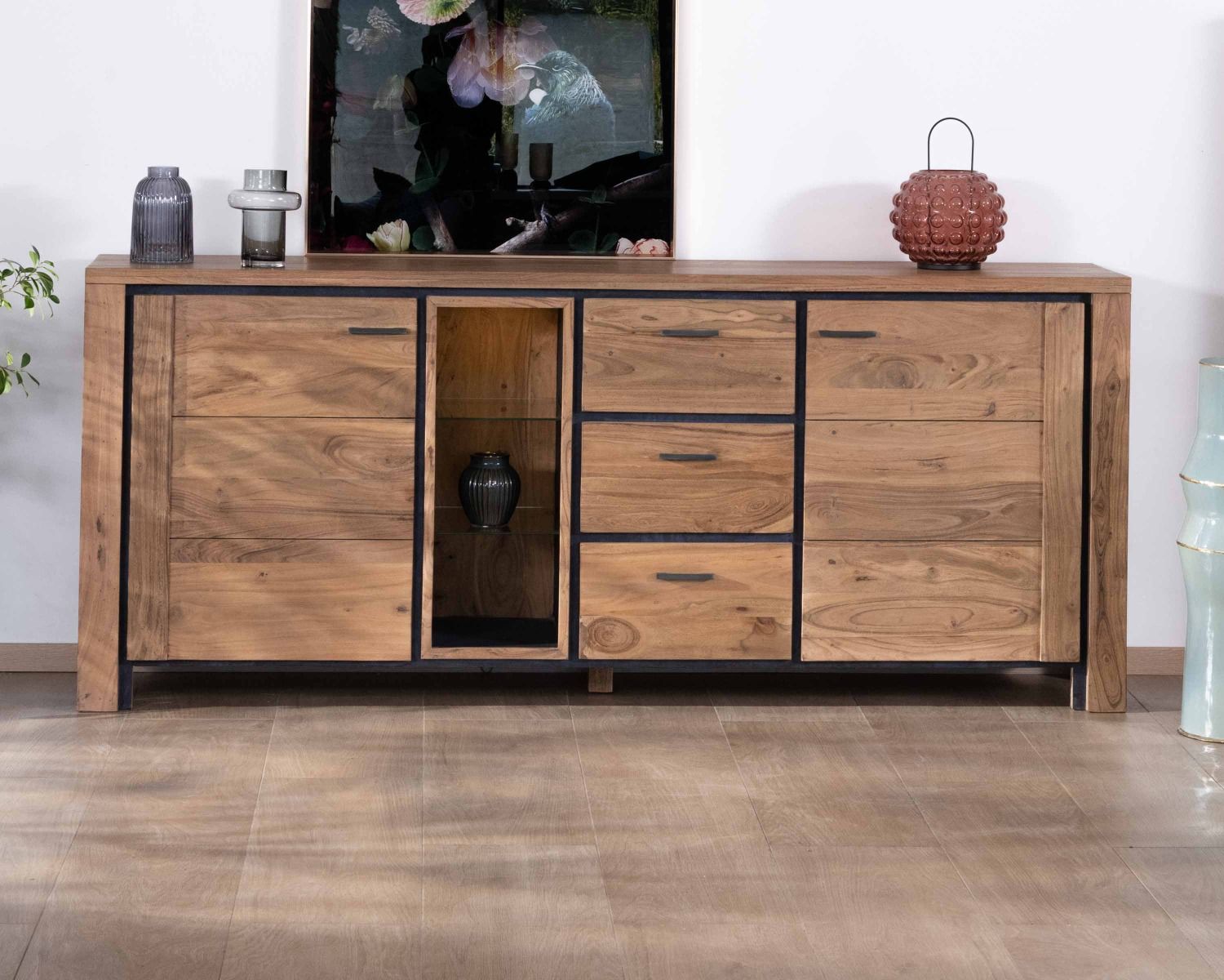 Grande credenza di 215 cm in acacia massiccia con rilievi neri, cassetti e nicchia con ripiani in vetro "Fantaisie"
