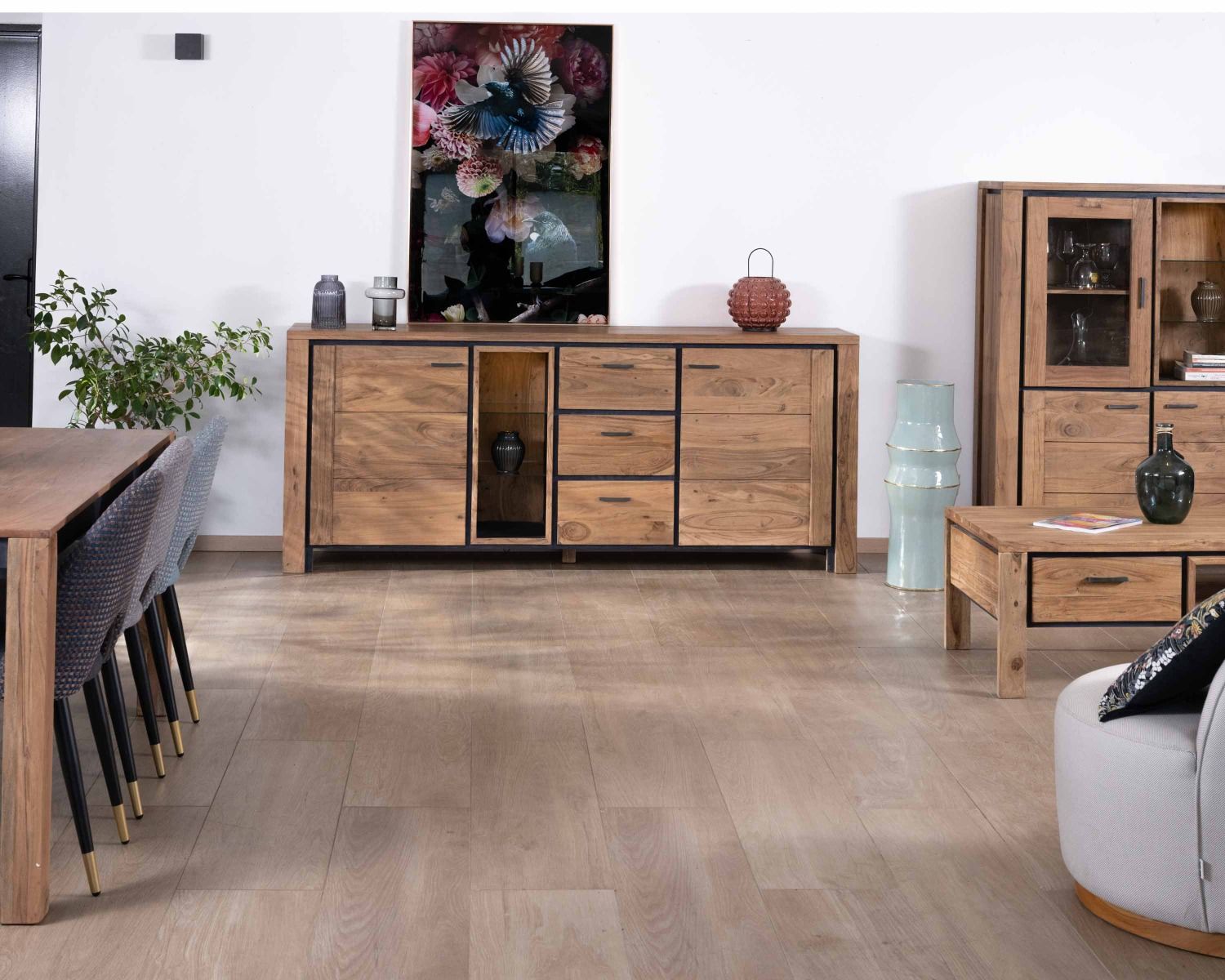 Grande credenza di 215 cm in acacia massiccia con rilievi neri, cassetti e nicchia con ripiani in vetro "Fantaisie"