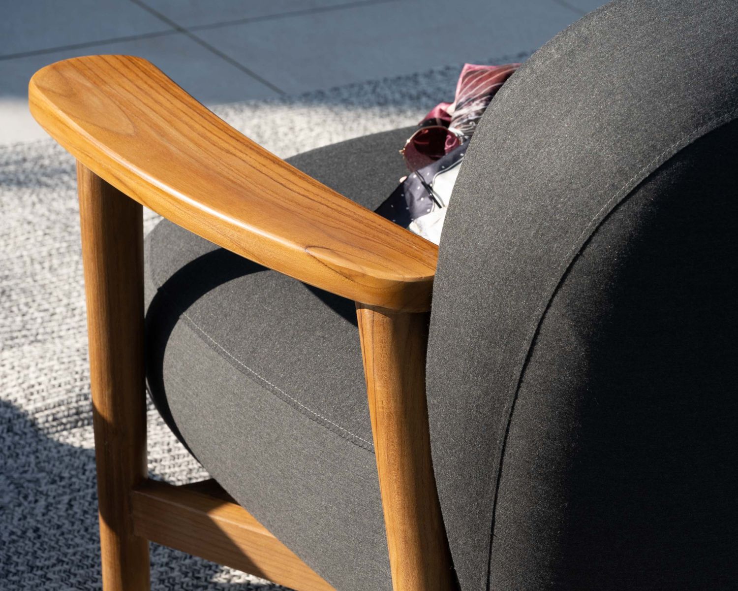 Set di divano e poltrona da giardino in tessuto grigio scuro "Aristochair