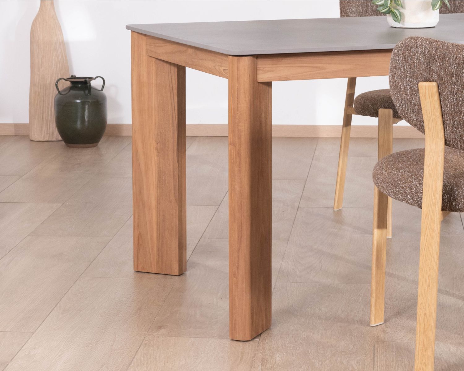 Tavolo da pranzo da 200 cm con piano in ceramica grigia effetto cemento "Merik" in teak massiccio