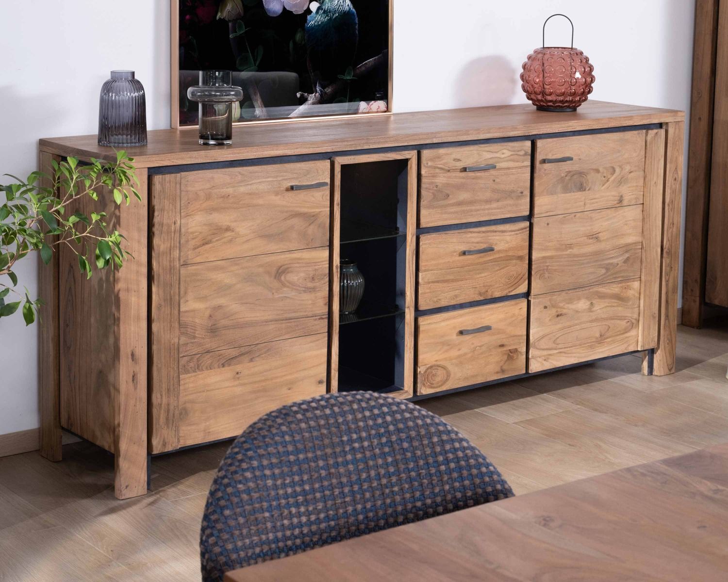 Grande credenza di 215 cm in acacia massiccia con rilievi neri, cassetti e nicchia con ripiani in vetro "Fantaisie"