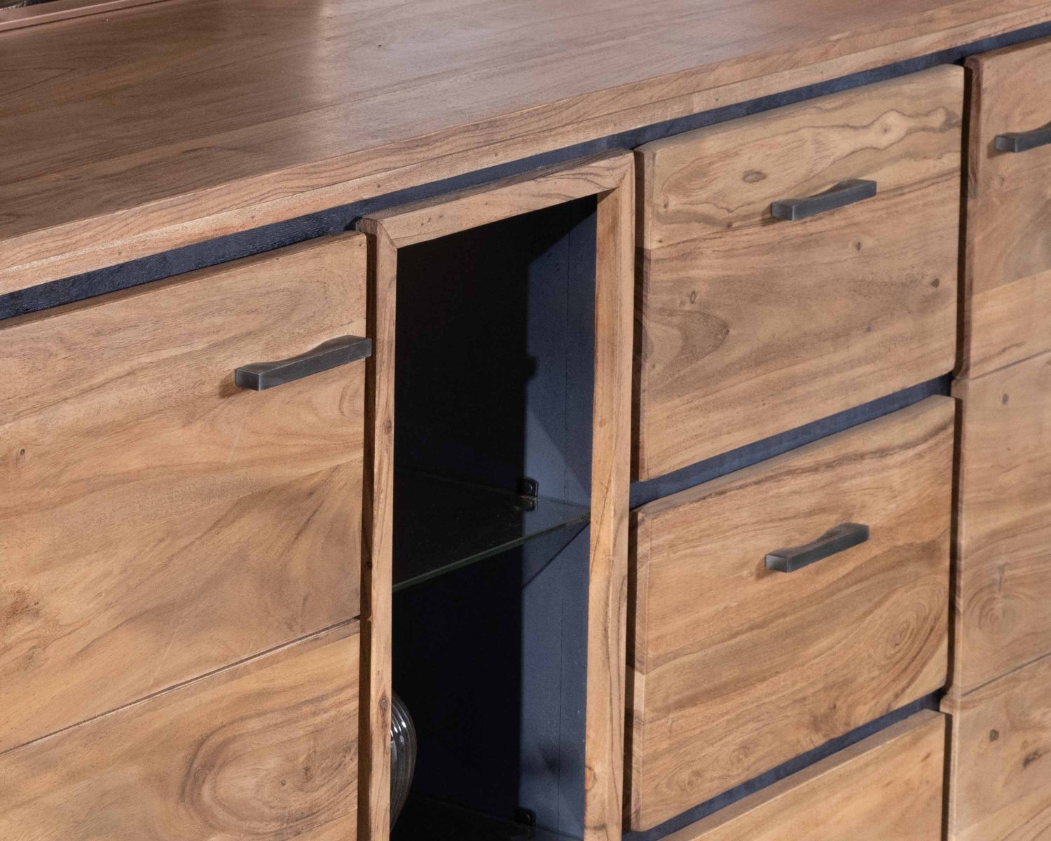 Grande credenza di 215 cm in acacia massiccia con rilievi neri, cassetti e nicchia con ripiani in vetro "Fantaisie"