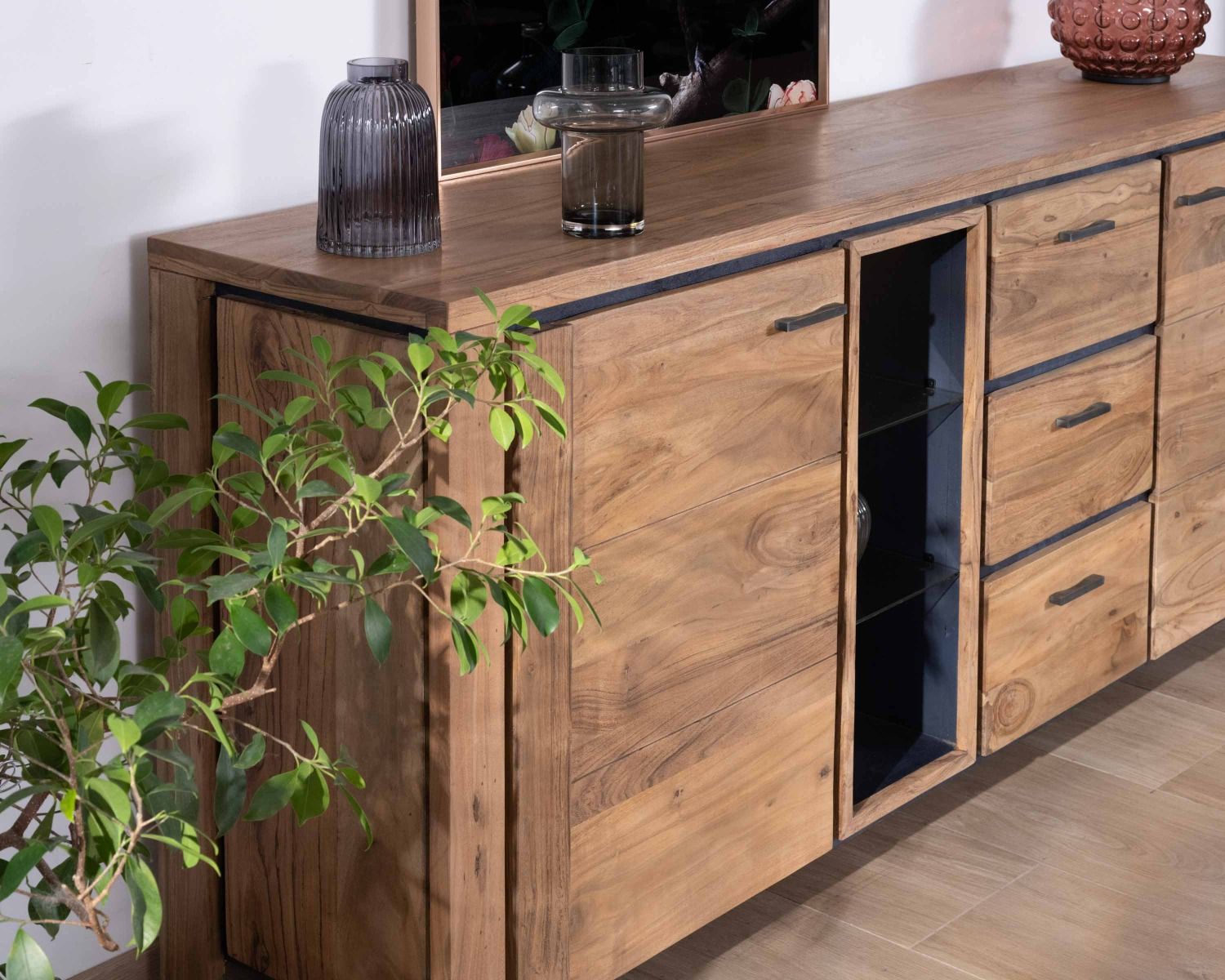 Grande credenza di 215 cm in acacia massiccia con rilievi neri, cassetti e nicchia con ripiani in vetro "Fantaisie"