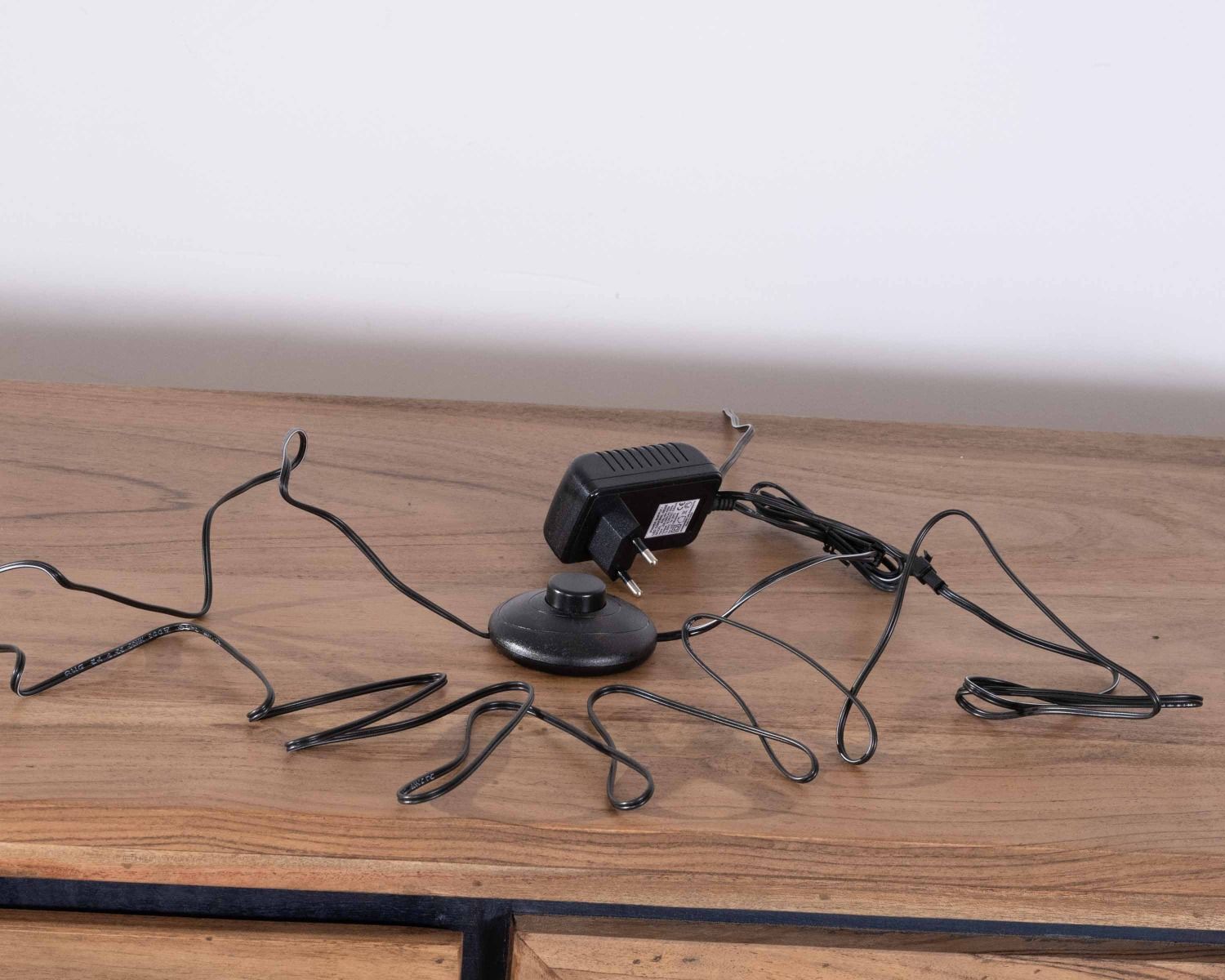 Credenza contemporanea "Fantaisie" da 150 cm in acacia con 2 ante e ripiani in vetro