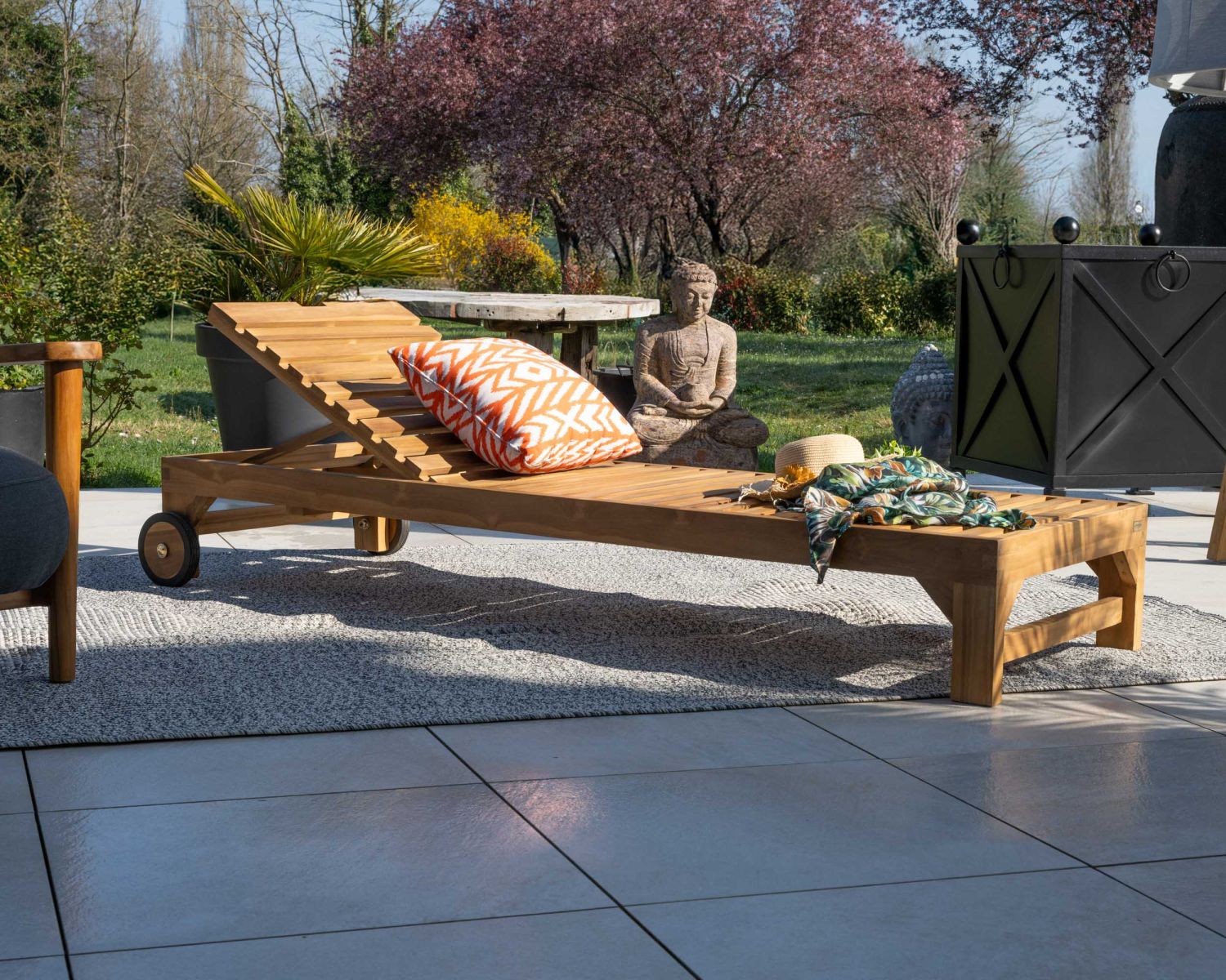 Lettino da sole "Estiva" a 1 posto in teak massello con rotelle