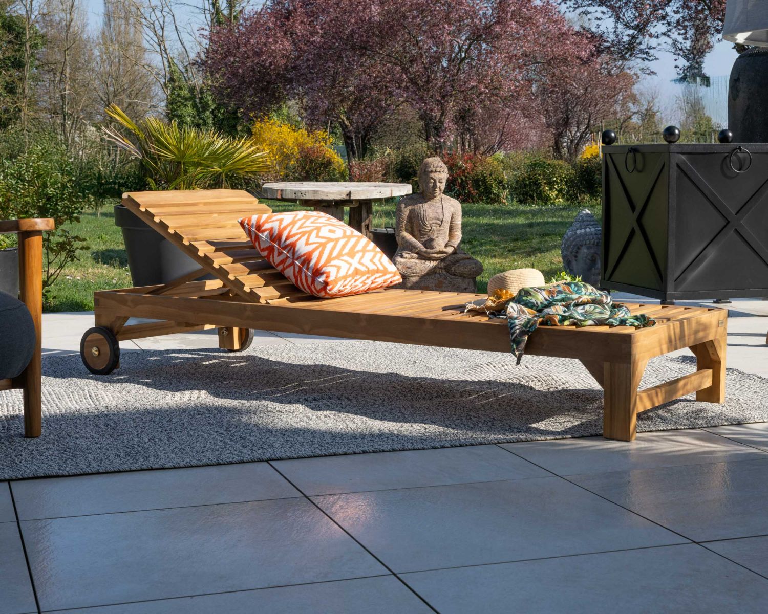 Lettino da sole "Estiva" a 1 posto in teak massello con rotelle