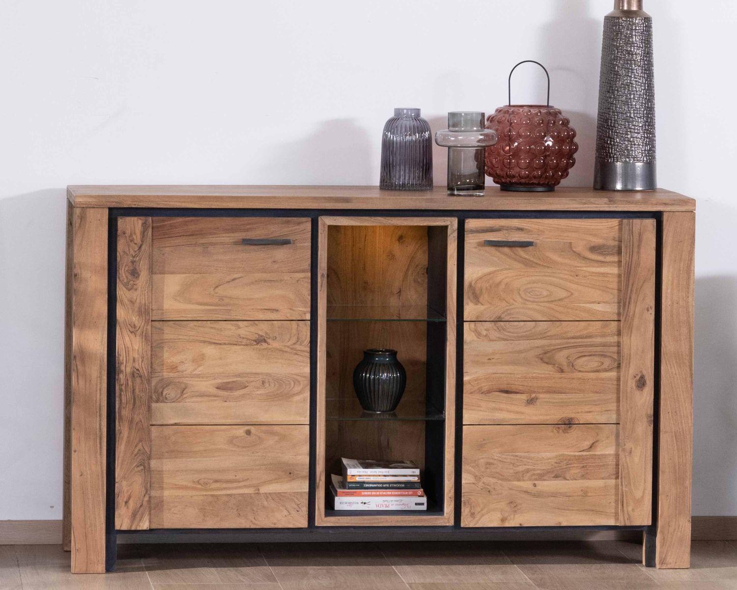 Credenza contemporanea "Fantaisie" da 150 cm in acacia con 2 ante e ripiani in vetro