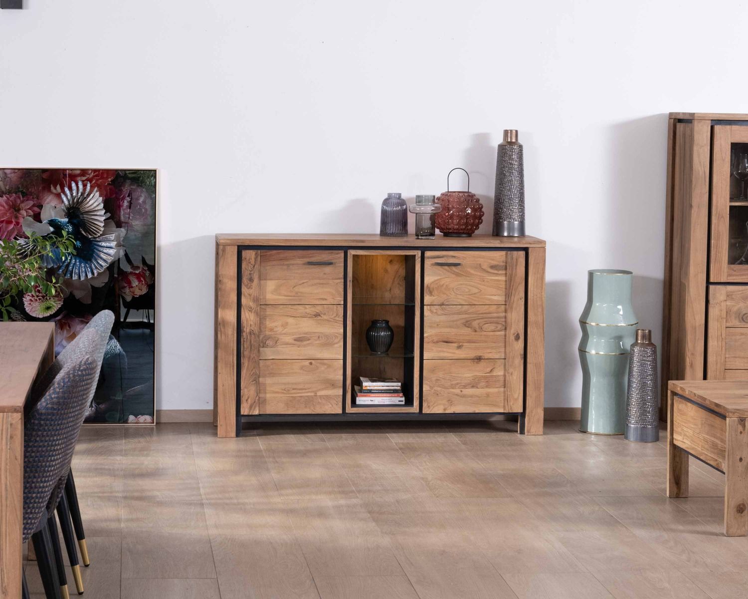 Credenza contemporanea "Fantaisie" da 150 cm in acacia con 2 ante e ripiani in vetro