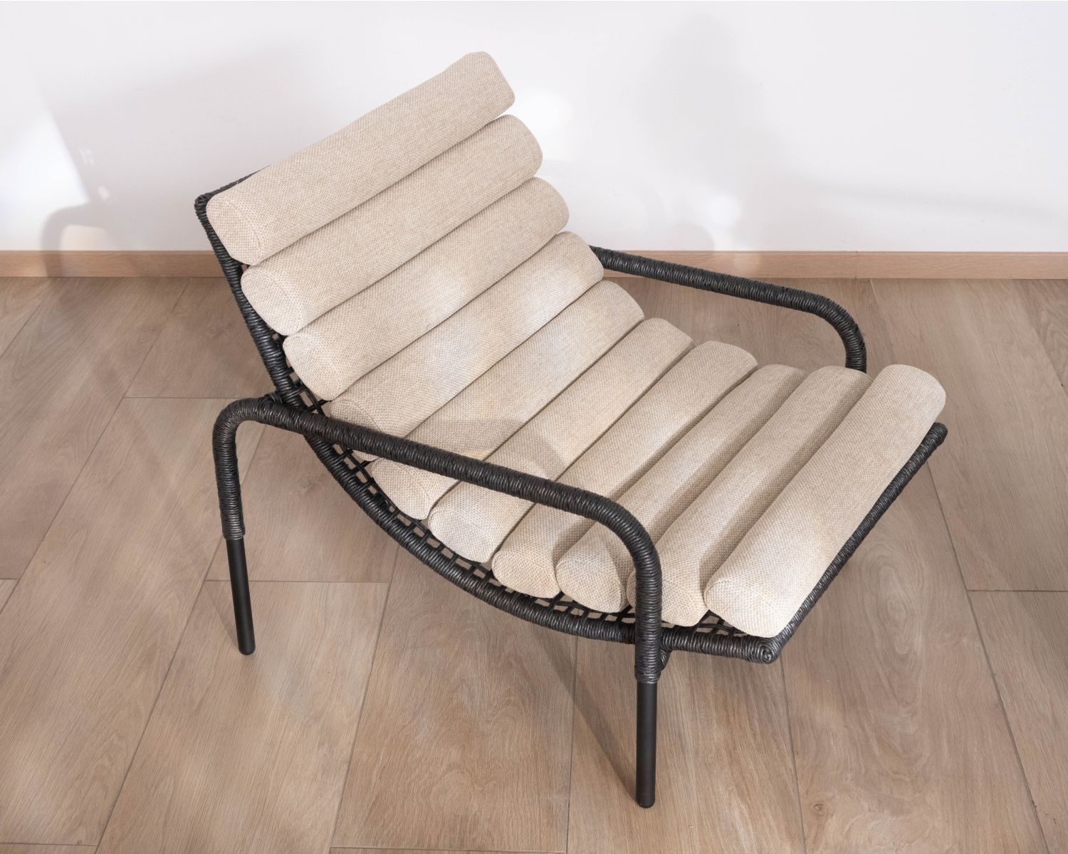 Poltrona lounge in stile Riviera “Alizé” nera con cuscino trapuntato color écru