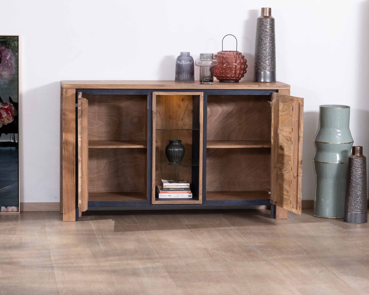 Credenza contemporanea "Fantaisie" da 150 cm in acacia con 2 ante e ripiani in vetro