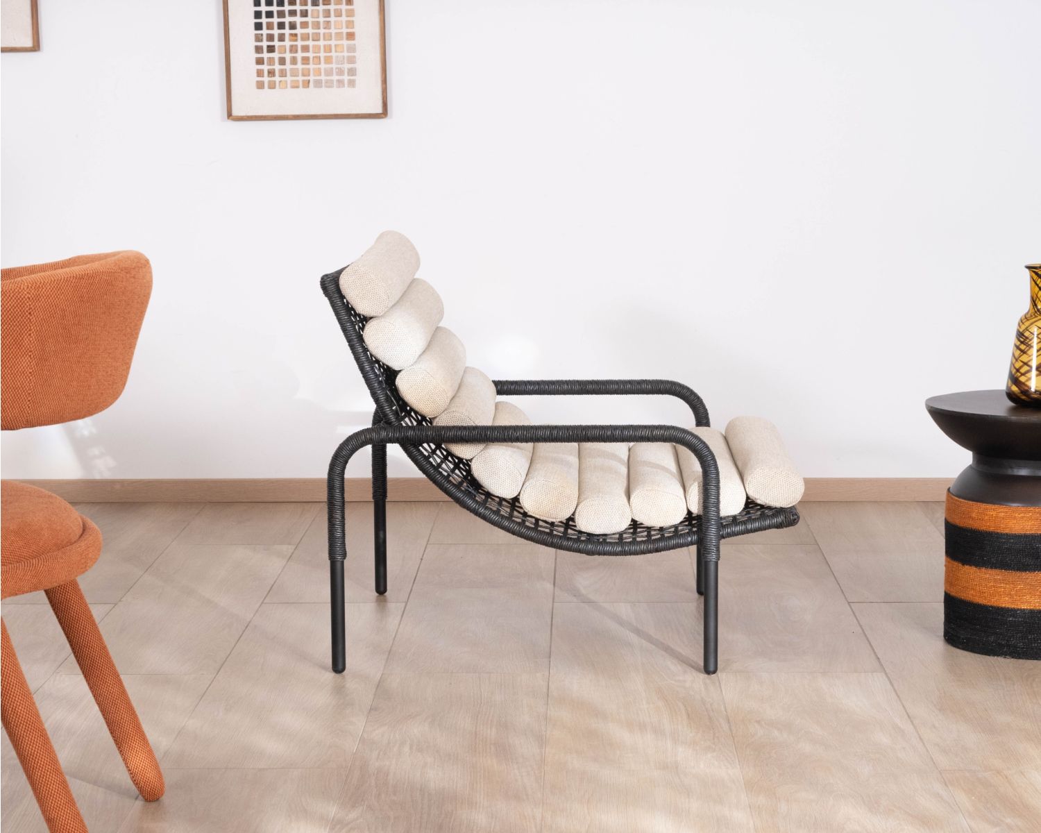 Poltrona lounge in stile Riviera “Alizé” nera con cuscino trapuntato color écru
