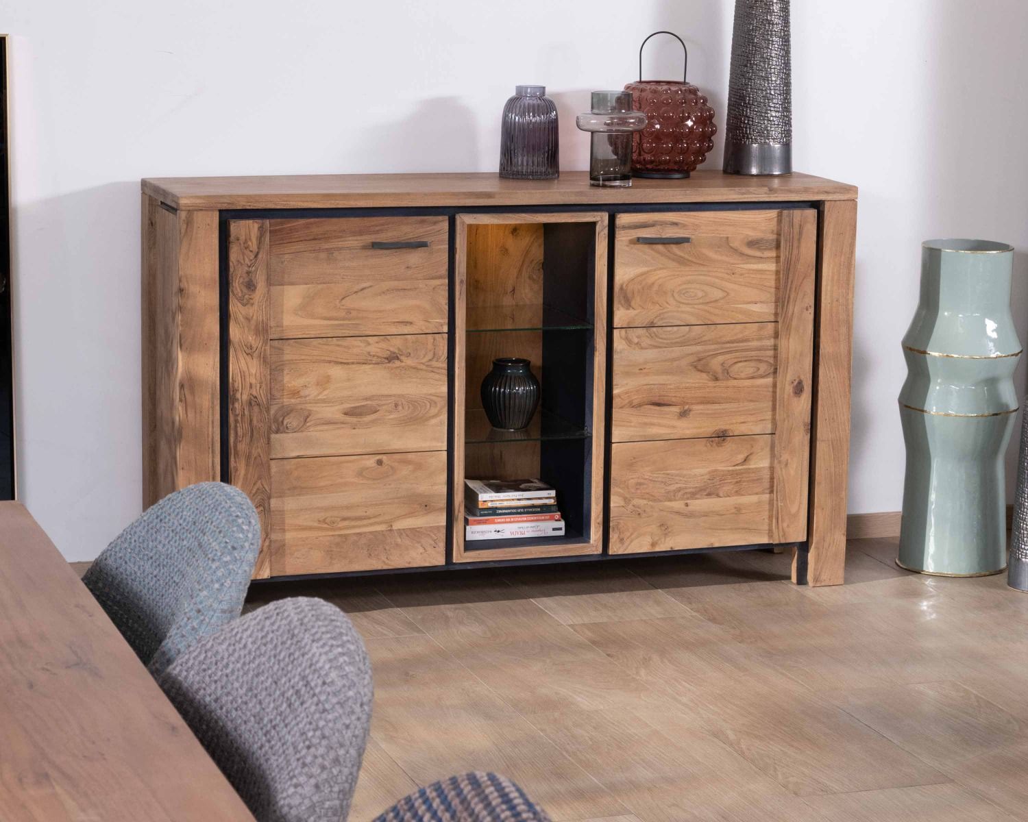 Credenza contemporanea "Fantaisie" da 150 cm in acacia con 2 ante e ripiani in vetro