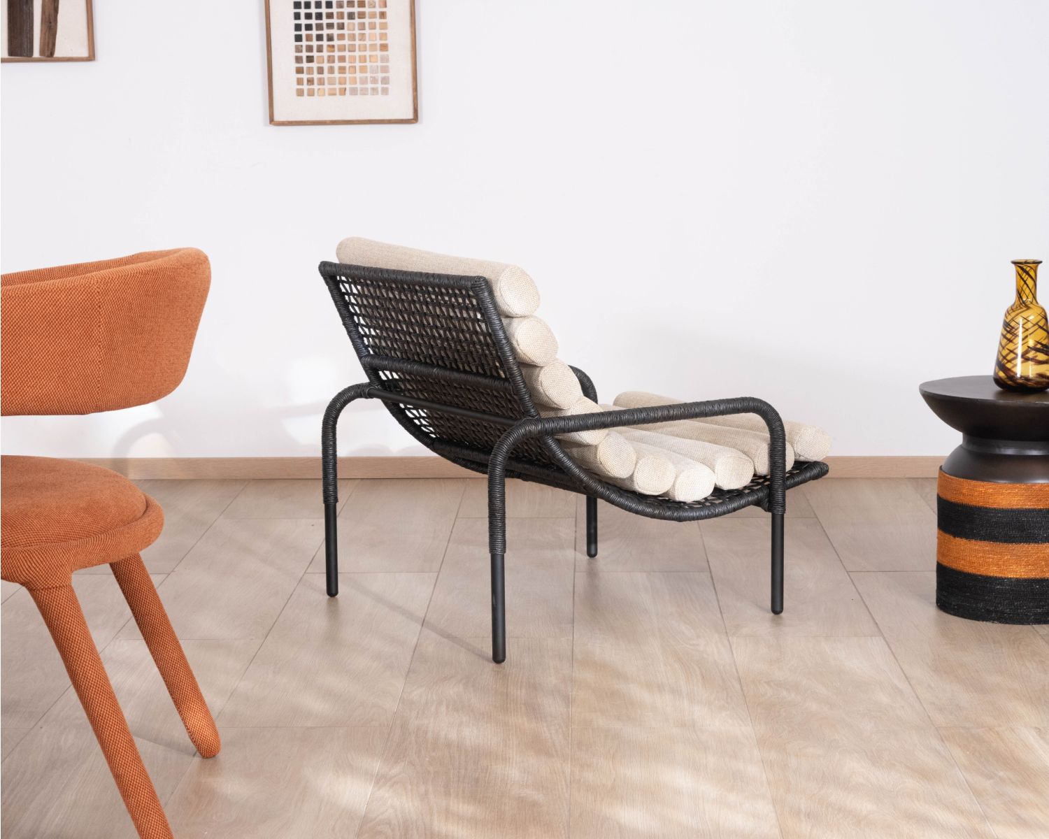 Poltrona lounge in stile Riviera “Alizé” nera con cuscino trapuntato color écru