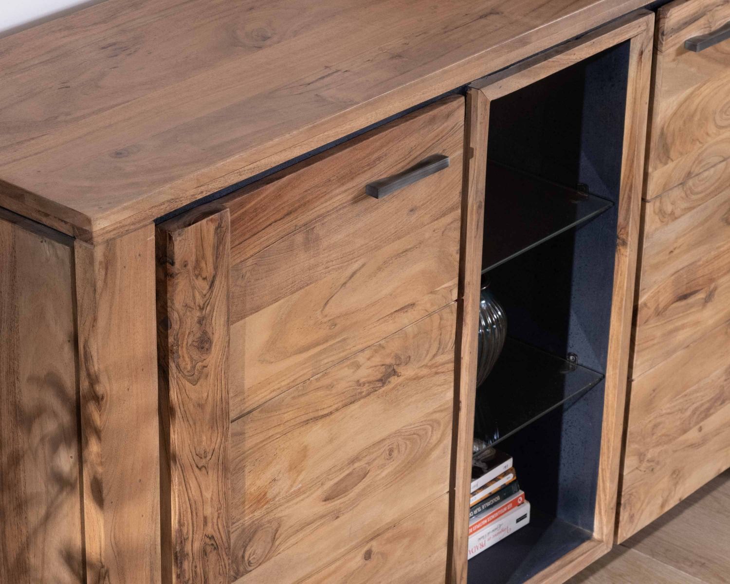 Credenza contemporanea "Fantaisie" da 150 cm in acacia con 2 ante e ripiani in vetro