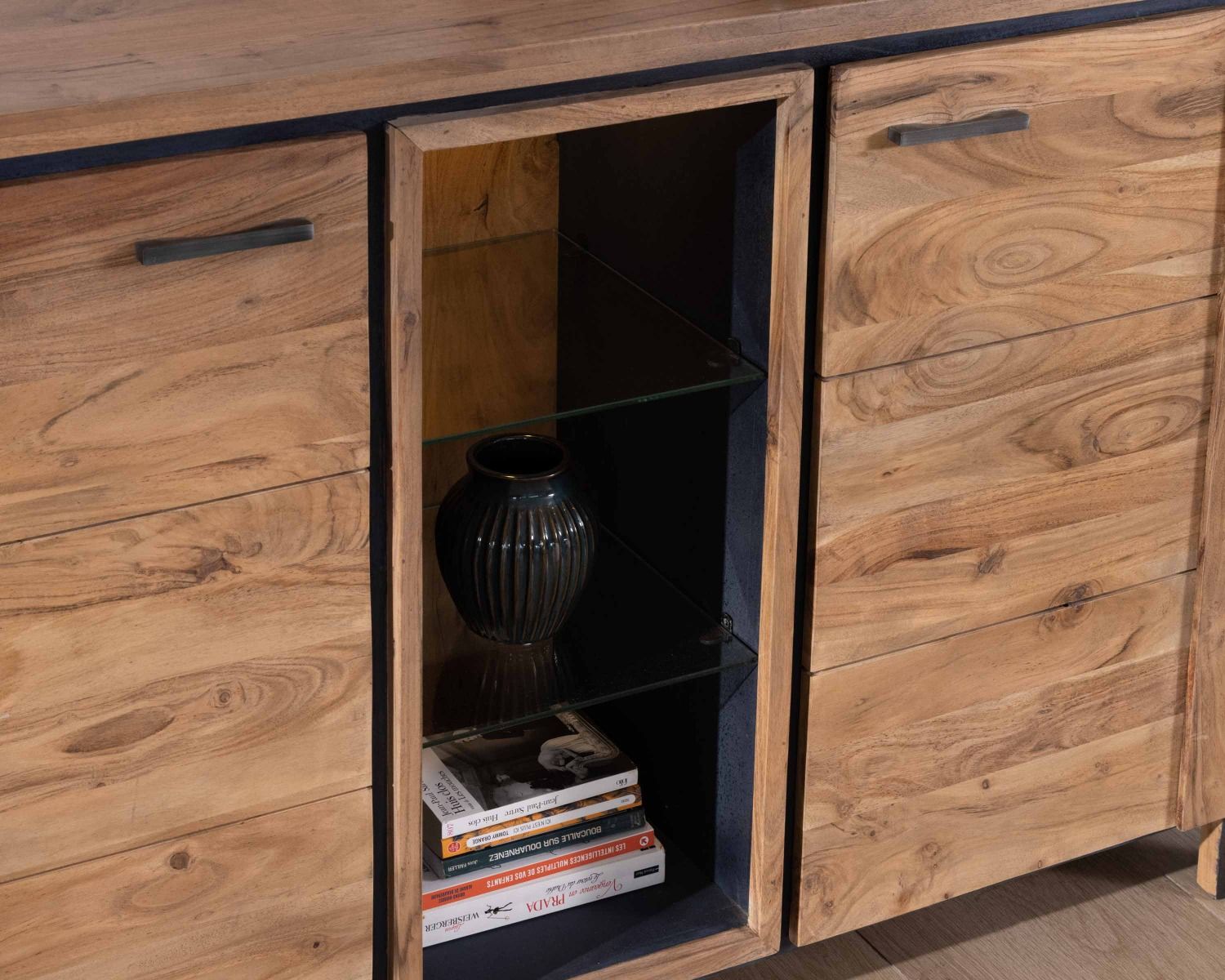 Credenza contemporanea "Fantaisie" da 150 cm in acacia con 2 ante e ripiani in vetro