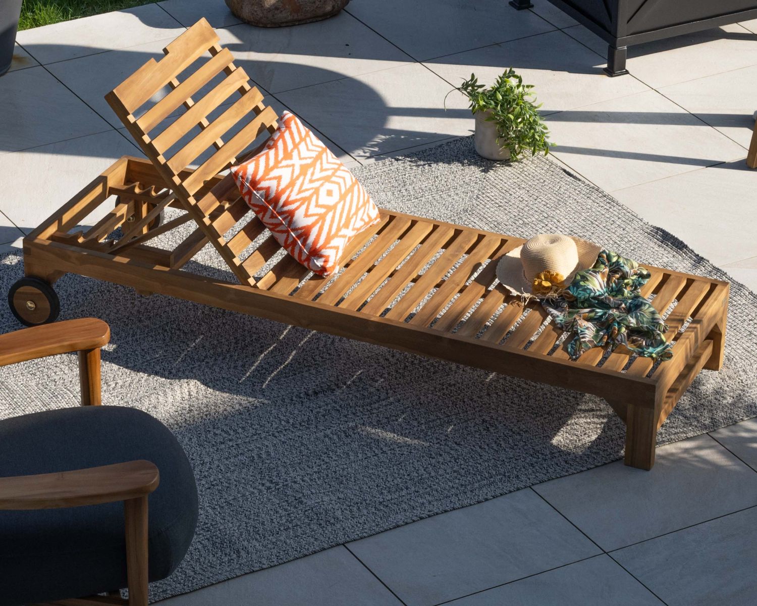 Lettino da sole "Estiva" a 1 posto in teak massello con rotelle