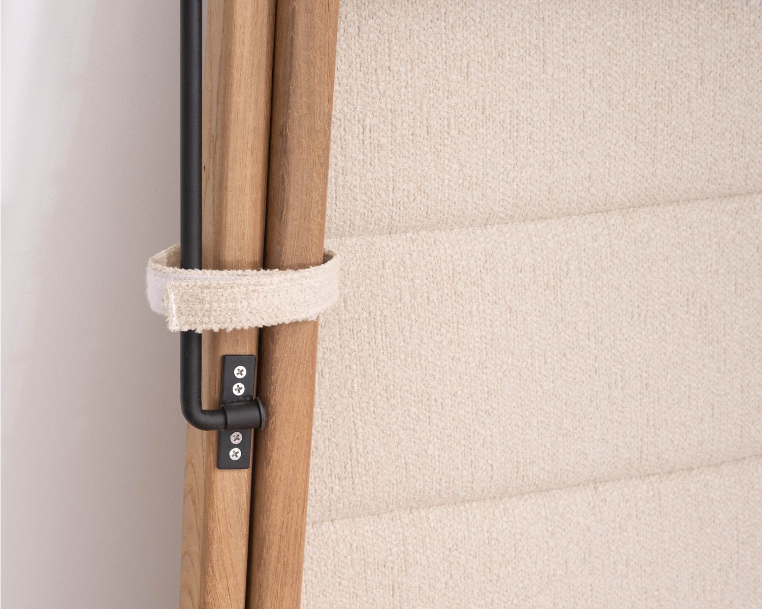 Poltrona chilena imbottita in tessuto bouclé ecru e teak massiccio "Alizé" per interni/esterni