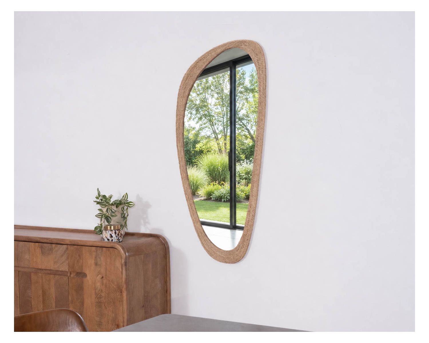 Specchio di forma organica "Solira" con cornice in corda alto 130 cm