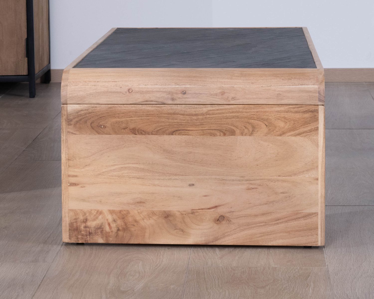 Tavolino dal design retrò "Pikto" con piano impiallacciato in pietra