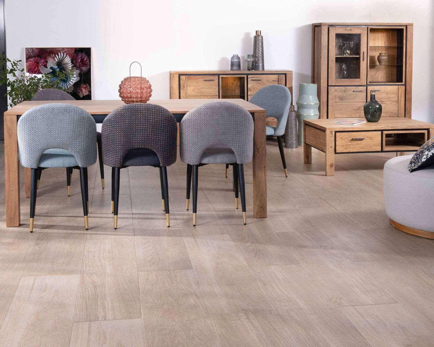 Mobile contemporaneo in acacia massiccia a rilievo nero con 3 ante e nicchia con ripiani in vetro "Fantaisie"