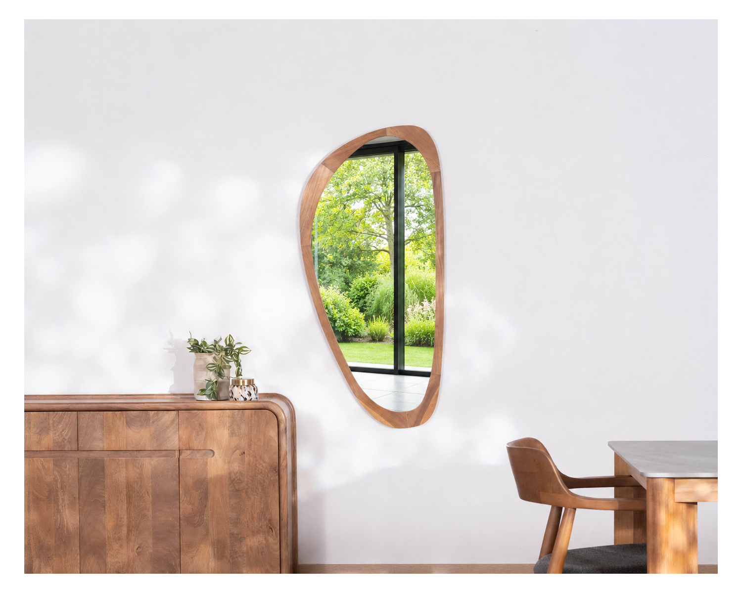 Specchio di forma organica "Solira" con cornice in legno alta 130 cm