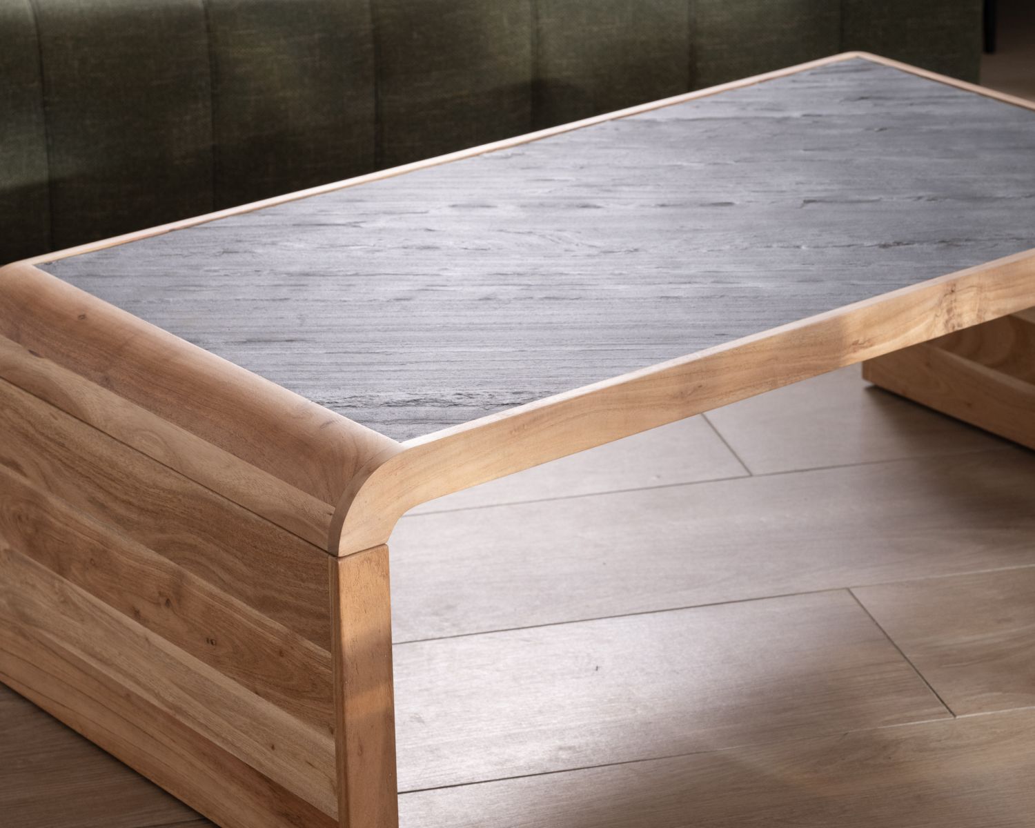 Tavolino dal design retrò "Pikto" con piano impiallacciato in pietra